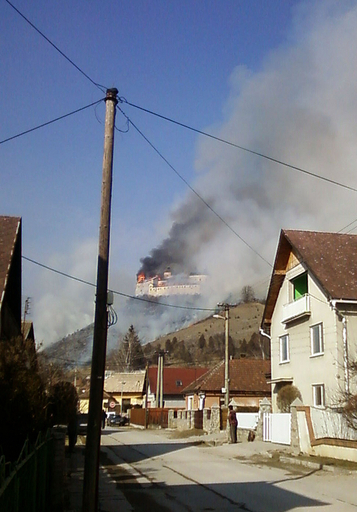 古城炎上、屋根焼け落ちる スロバキア