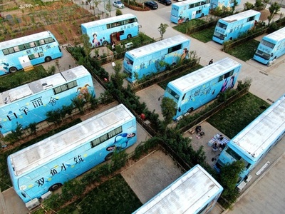 駐車場でなく宿泊施設 2階建てバス改装、河南