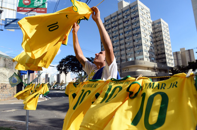 「誕生日のパラドクス」、W杯に当てはめ 数学者