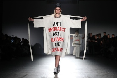 「カーラ・フェルナンデス」英V＆A美術館でファッションショー