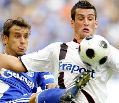 シャルケ04 フランクフルト下し暫定首位に