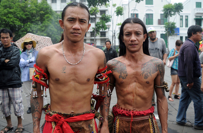 春節の終わり祝うシャーマンの儀式、インドネシア