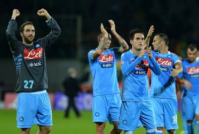 ナポリ、フィオレンティーナを破り首位を追走