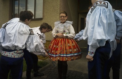 イースターの伝統行事で少女に「むち打ち」、チェコ