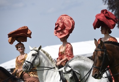 レースよりも帽子が気になる？ 仏競馬ディアヌ賞