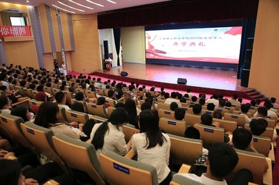 退役軍人600人超が大学生に、海南省で入学式