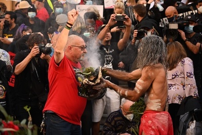 豪各地で抗議デモ強行 米黒人死亡事件でアボリジニの人権問題に共鳴