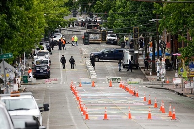 米シアトル警察、「自治区」からデモ隊を強制排除