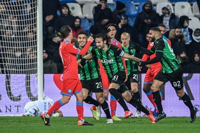 首位ナポリが2点リード守れずドロー、ミラノ勢が追随