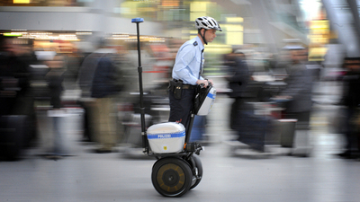 2輪車「セグウェイ」で空港警備、ドイツ西部