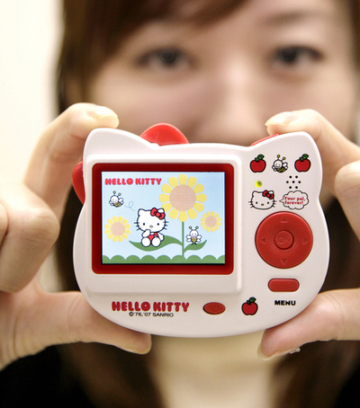 サンリオが「ハローキティ」の顔型デジカメを発売
