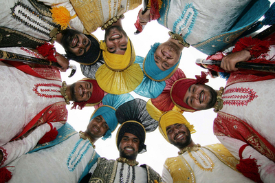 インド・パンジャブ地方の民族舞踊「バングラ」