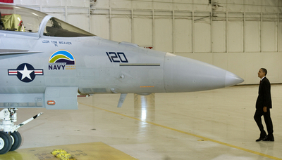 バイオ燃料戦闘機を見るオバマ米大統領