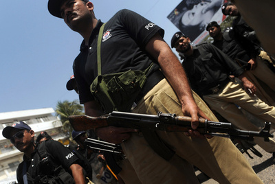 集団レイプで警察官訴えた少女、受理されず焼身自殺 パキスタン