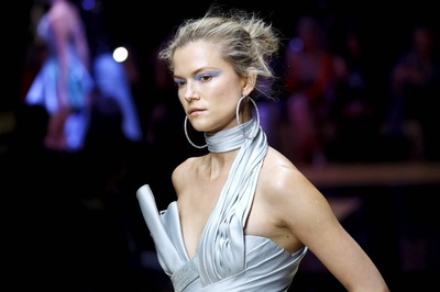 「アトリエ ヴェルサーチ」16/17年秋冬パリ・オートクチュール