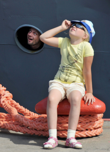 迫力のアクロバット飛行、ロシア海事防衛ショー