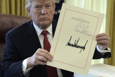トランプ大統領が税制改革法案に署名 170兆円規模の減税実施へ