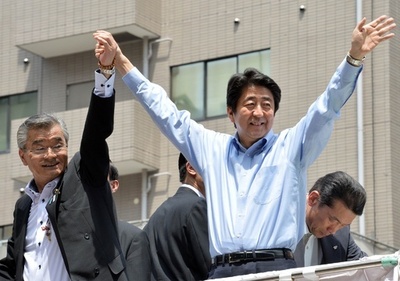 安倍首相、消費税率引き上げ延期の可能性を示唆