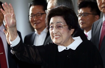 元韓国大統領夫人、北朝鮮訪問を開始