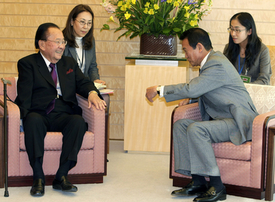 麻生首相の支持率、民主党・小沢代表を下回る