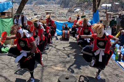 陸前高田市で花見会、地酒と伝統太鼓で復興誓う