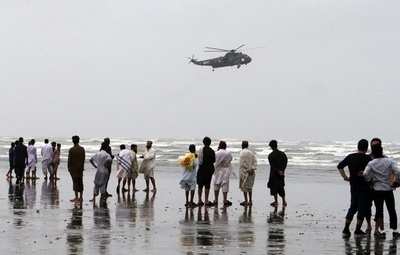 パキスタン、遊泳禁止の海で21人が溺れて死亡