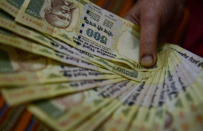 アジア諸国、過去1年で賄賂払った人は4人に1人以上 推定9億人