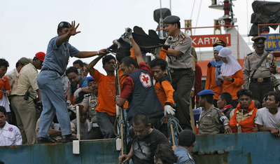 ジャカルタ沖フェリー火災、乗客228人中、子ども3人含む15人が死亡 - インドネシア