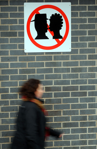 キス禁止令で駅前の渋滞解消なるか？英国