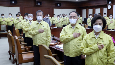 文大統領、韓国は「ウイルスとの戦争に突入」 感染者は5000人目前