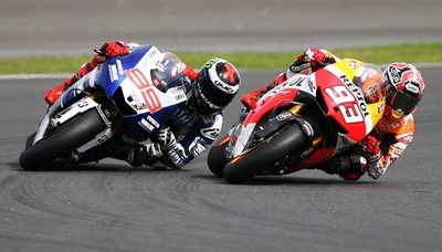 ロレンゾが英国GP制す、マルケスの連勝がストップ