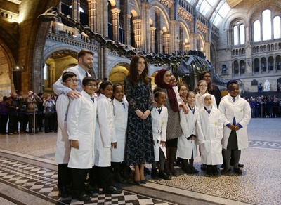 英キャサリン妃、自然史博物館で小学生たちと交流 ロンドン