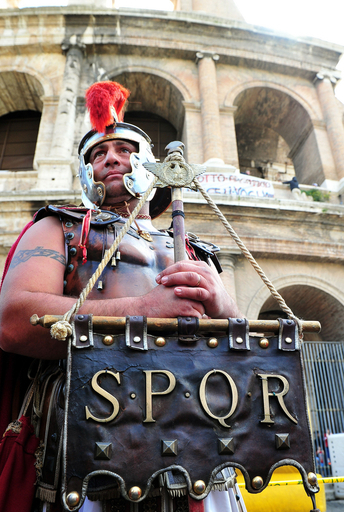 仮装「センチュリオン」、デモでコロッセオを占拠 伊ローマ
