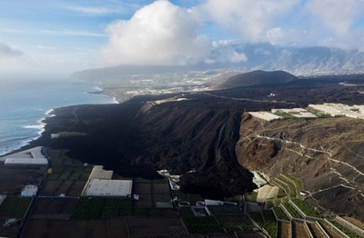噴火から1年 カナリア諸島に魅せられる観光客