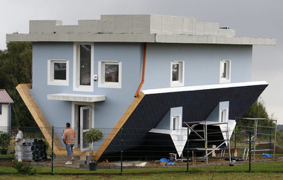 話題騒然「逆さまの家」、ただ今ドイツで建築中
