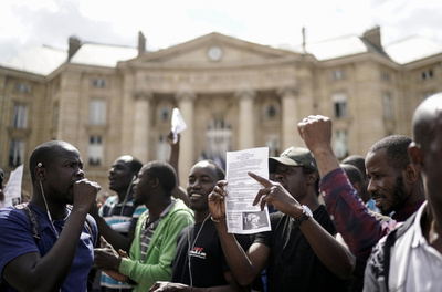 パリの観光名所、不法移民と支援者ら約700人が一時占拠 首相との話し合い要求