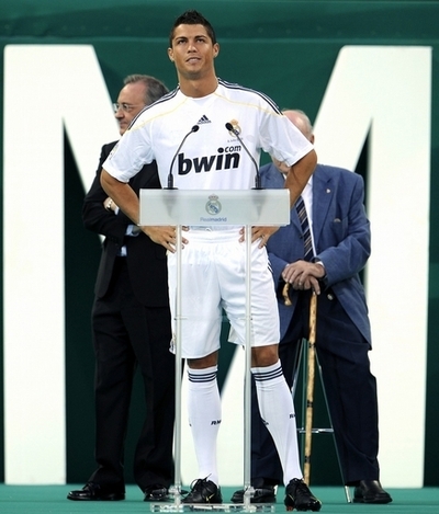 ロナウドのレアル・マドリード入団発表に8万人、背番号は9に