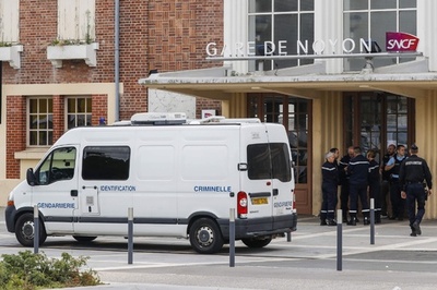 警察官が妻と子ども2人を銃で殺害し自殺 仏北部の駅で