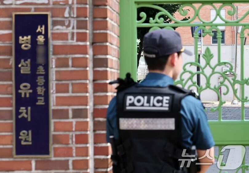 ソウル市西大門区の小学校を見守る警察官(c)news1