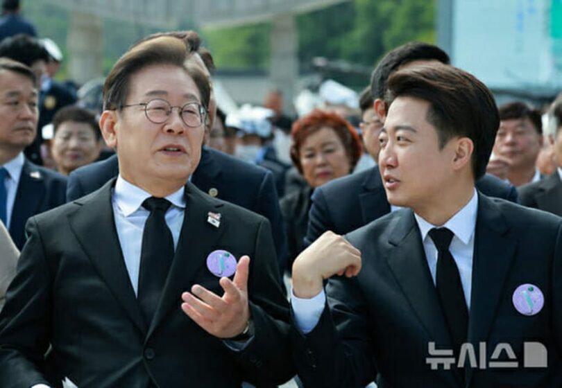 対話をするイ・ジェミョン候補（左）とイ・ジュンソク候補(c)NEWSIS