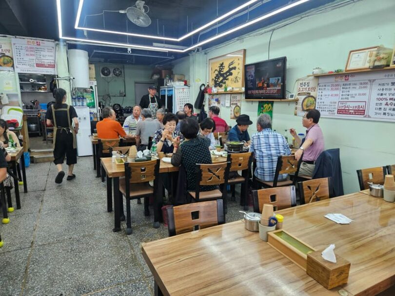 2026年7月15日、京畿道城南市の牡丹市場にある犬肉料理店。初伏の書き入れ時にもかかわらず、店内の半分ほどが空席だった (c)MONEYTODAY