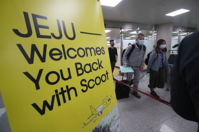 済州・シンガポール直行路線が就航した15日午前、済州国際空港1階の到着場にシンガポール観光客が到着した(c)NEWSIS