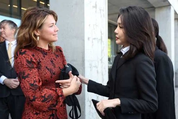 23日、カナダ・トルドー首相の妻ソフィー氏とともにカナダ国立美術館を観覧するキム・ゴニ氏（写真提供＝大統領室）(c)MONEYTODAY
