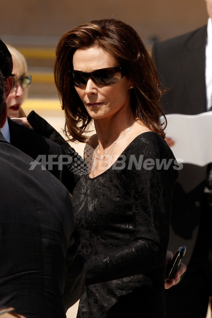 F・フォーセットさんの葬儀、ライアン・オニールも出席