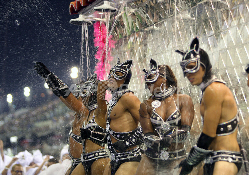 ブラジル・リオのカーニバル、一夜目から興奮は最高潮