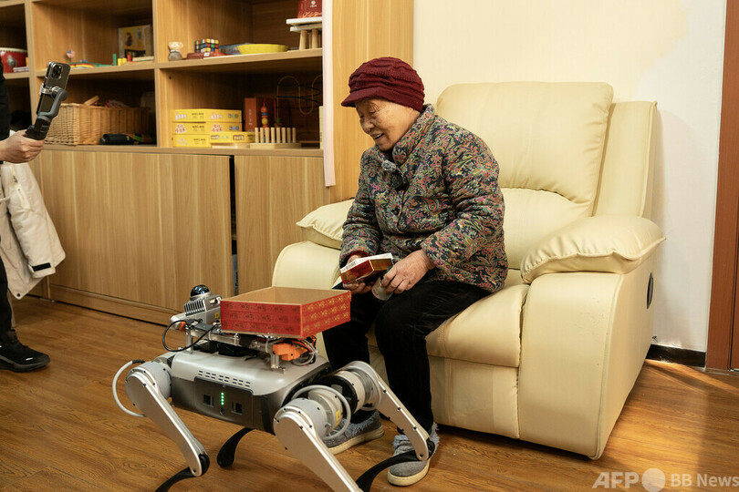 浙江省杭州市の老人ホームで犬型ロボットが勤務 中国