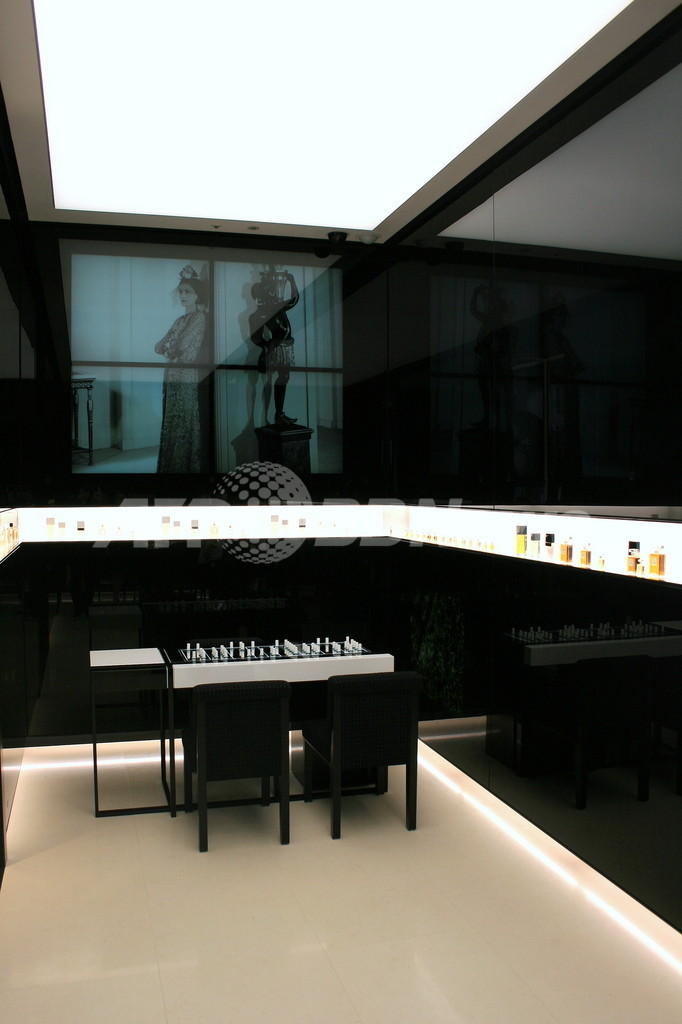 「シャネル」初の香水・化粧品路面店が青山にオープン、開店前から行列