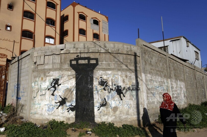 覆面アーティスト「バンクシー」、紛争被害残るガザに出現