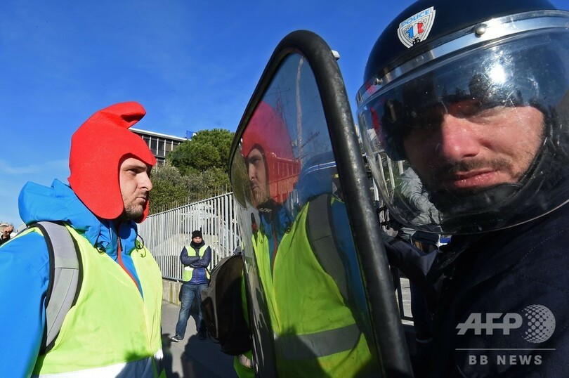 「黄色いベスト」デモ、政府庁舎の扉破り侵入 仏各地で衝突