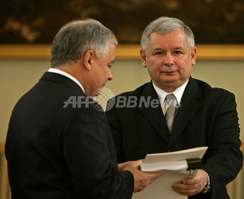 ポーランドのヤロスワフ・カチンスキ首相、総選挙での敗北を受け辞任